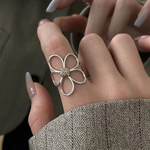 VILZSTUDIOS Elegant Silver Hollow Daisy Ring
