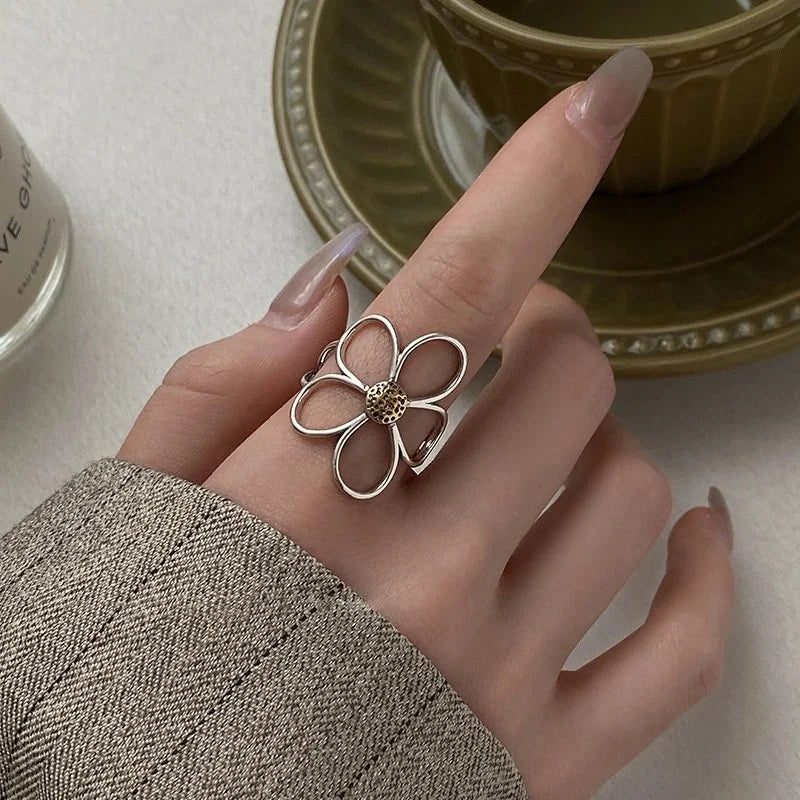 VILZSTUDIOS Elegant Silver Hollow Daisy Ring