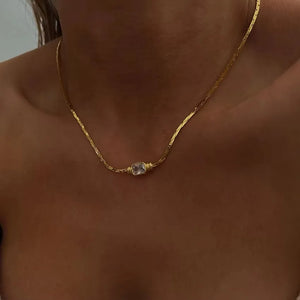 VILZSTUDIOS Luxurious Square Crystal Pendant Necklace