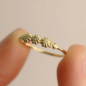 VILZSTUDIOS Elegant Gold Flower White Stone Ring