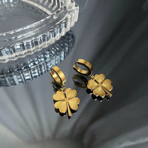 VILZSTUDIOS Stainless Steel Trendy Hollow Four Leaf Flower Necklace