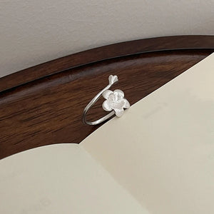 VILZSTUDIOS Elegant Asymmetric Flower Matte Silver Ring