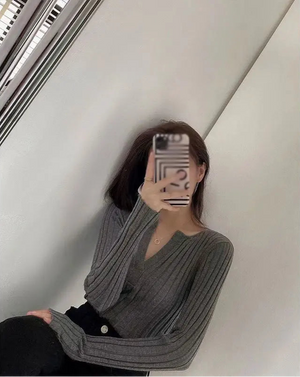 VILZSTUDIOS Knitted V-neck Sweater