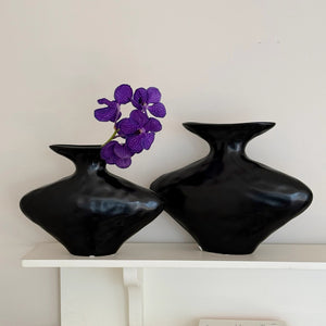 VILZSTUDIOS black abstract diamond-shaped ceramic vase