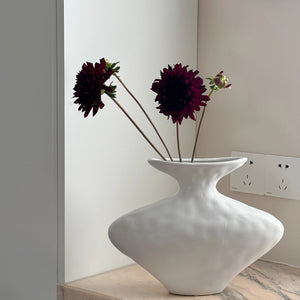 VILZSTUDIOS black abstract diamond-shaped ceramic vase