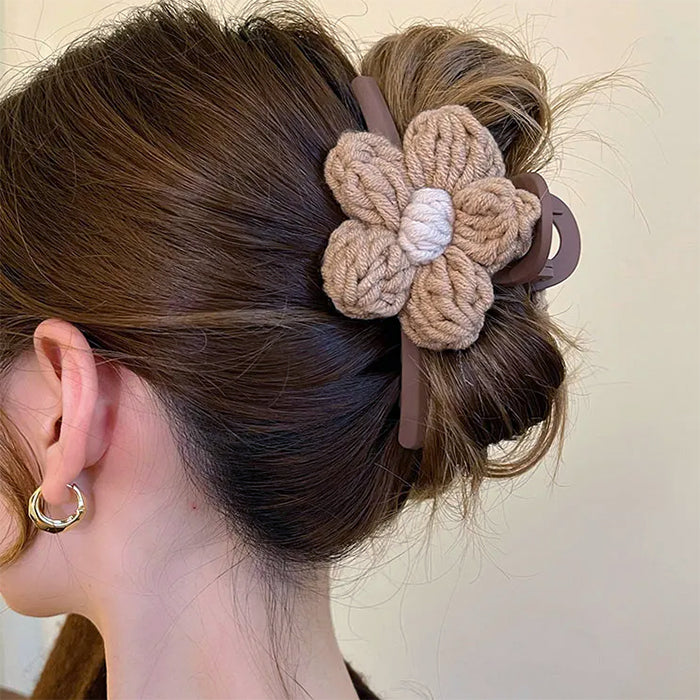VILZSTUDIOS Floral crochet hair claw accessory