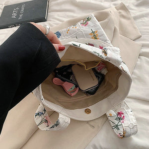 VILZSTUDIOS Stylish tote bag with floral embroidery design