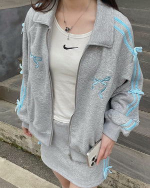VILZSTUDIOS Stylish grey zip-up track jacket with blue stripes and bows