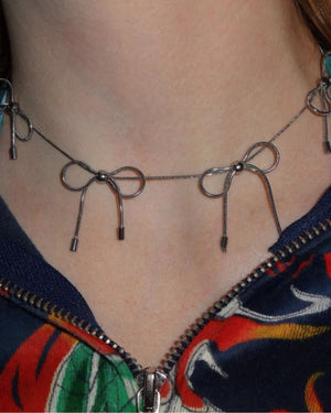 VILZSTUDIOS Stylish silver bow choker accessory