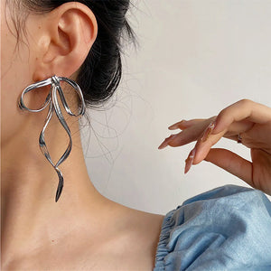 VILZSTUDIOS Stylish metallic bow earrings made from zinc alloy