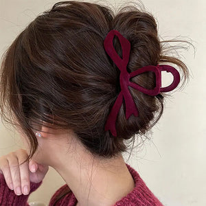 VILZSTUDIOS Stylish hair claw with a velvet bow design