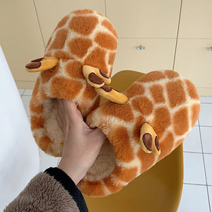 VILZSTUDIOS Cozy plush slippers in the shape of a giraffe