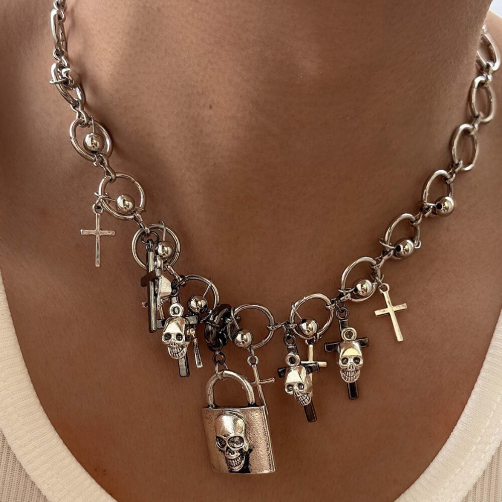 VILZSTUDIOS Gothic charm padlock necklace with skull details
