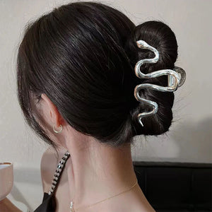 VILZSTUDIOS Metallic snake hair claw accessory