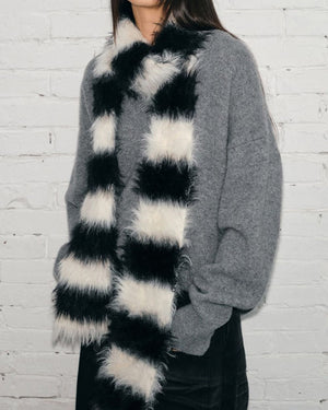 VILZSTUDIOS Cozy striped scarf with a fuzzy texture