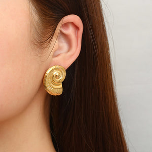 VILZSTUDIOS Elegant ocean-themed earrings in gold tone