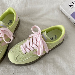 VILZSTUDIOS Stylish green sneakers with apple embroidery and pink laces