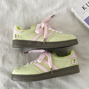 VILZSTUDIOS Stylish green sneakers with apple embroidery and pink laces