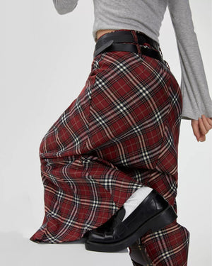 VILZSTUDIOS A stylish plaid maxi skirt with an A-line silhouette