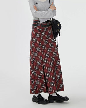VILZSTUDIOS A stylish plaid maxi skirt with an A-line silhouette