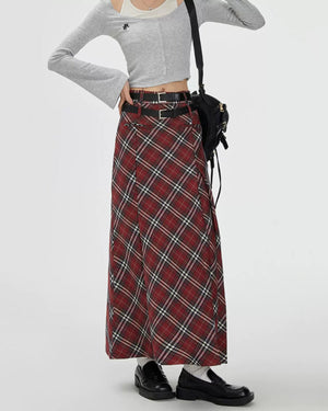 VILZSTUDIOS A stylish plaid maxi skirt with an A-line silhouette