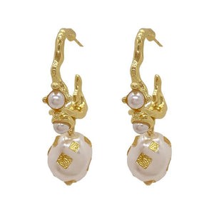 VILZSTUDIOS Retro inspired earrings with classic pearl design