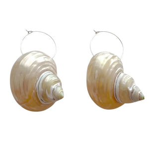 VILZSTUDIOS Stylish seashell earrings with hoop design