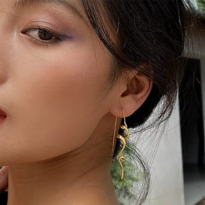 VILZSTUDIOS Stylish spiral earrings in a minimalist design