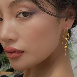 VILZSTUDIOS Stylish spiral earrings in a minimalist design
