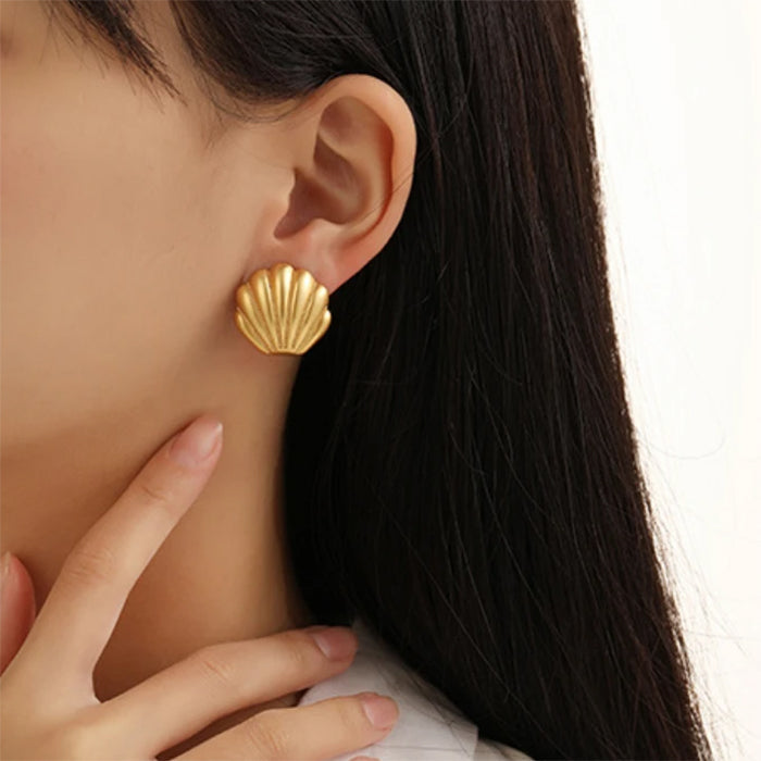 VILZSTUDIOS Stylish minimalist shell earrings from VILZSTUDIOS