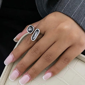 VILZSTUDIOS Sleek silver ring set for stylish accessorizing