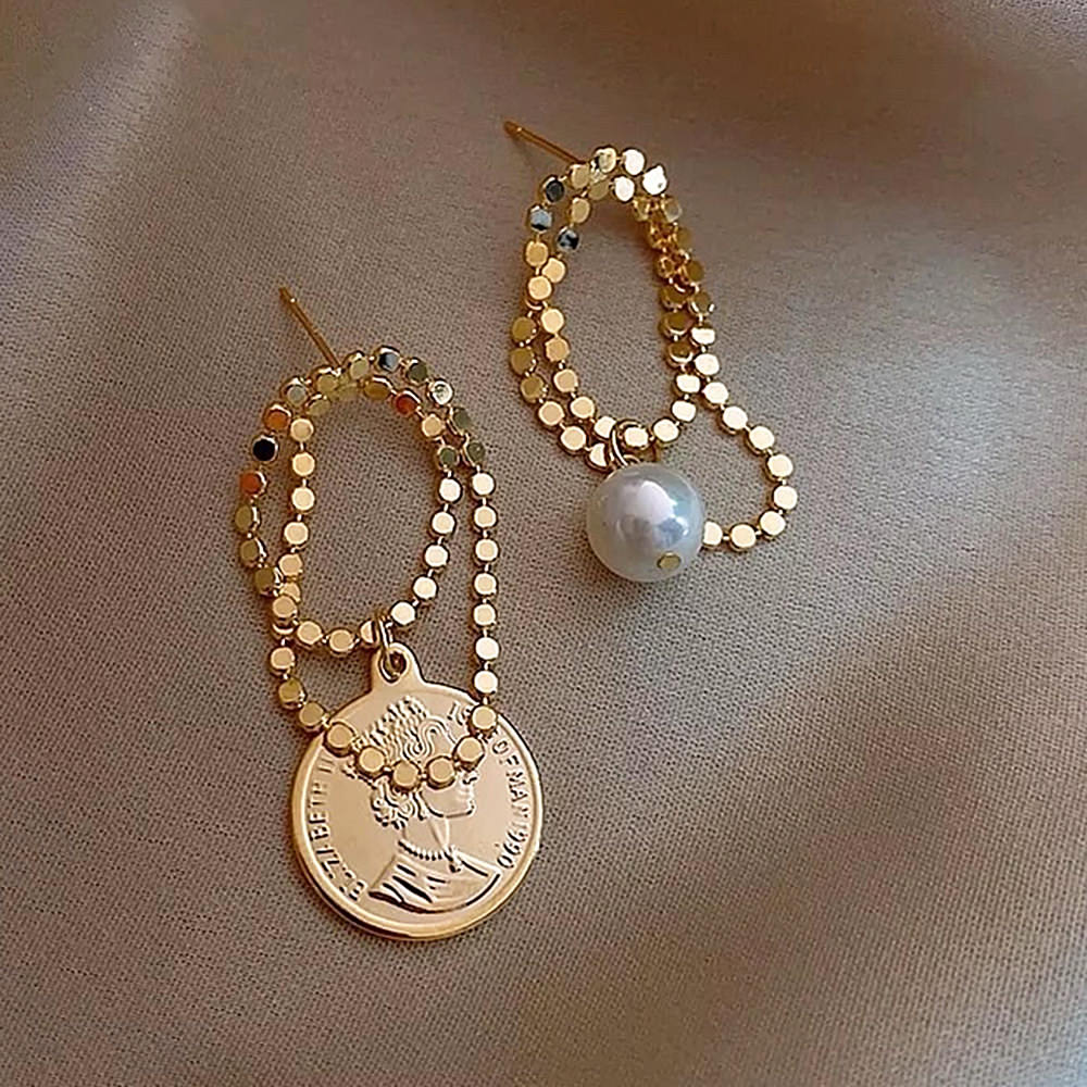 VILZSTUDIOS Asymmetrical earrings with coin and pearl charms