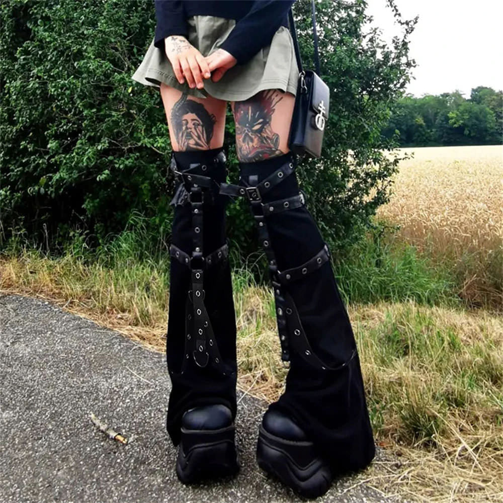 VILZSTUDIOS Flared leg warmers for streetwear fashion