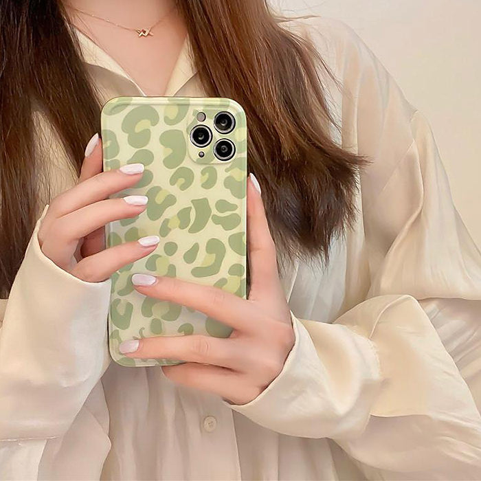 VILZSTUDIOS Stylish leopard print iPhone case for protection