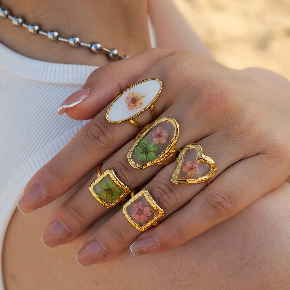 VILZSTUDIOS Floral charm ring set by VILZSTUDIOS