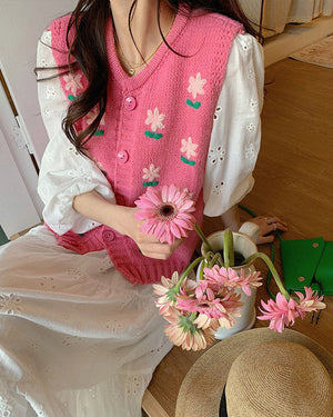 VILZSTUDIOS Floral embroidered knit vest for stylish layering
