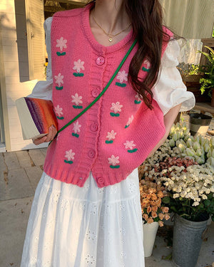 VILZSTUDIOS Floral embroidered knit vest for stylish layering