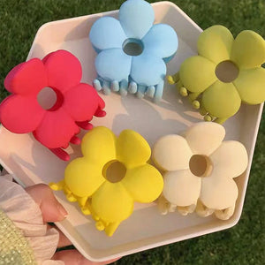 VILZSTUDIOS Floral hair claw accessory for stylish hair