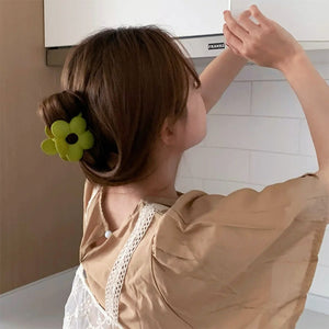 VILZSTUDIOS Floral hair claw accessory for stylish hair