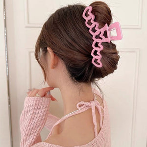 VILZSTUDIOS Stylish Y2K hearts hair claw accessory