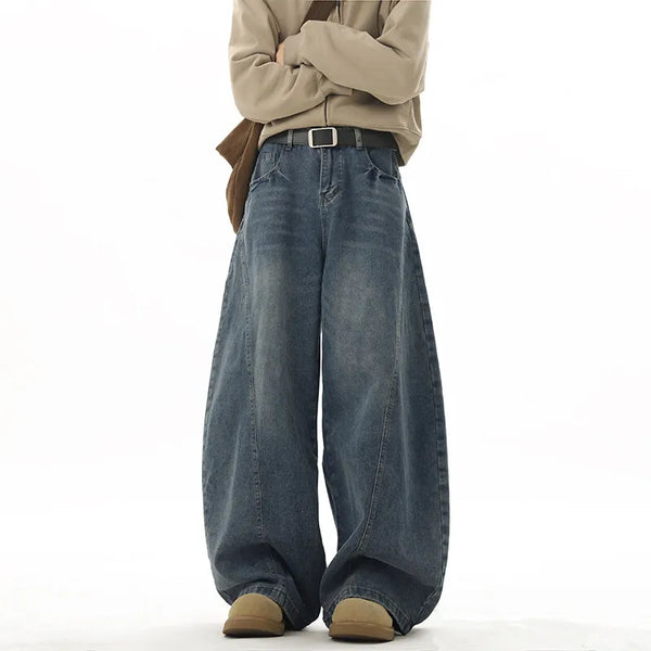 Dunkelblaue Jeans mit weitem Bein