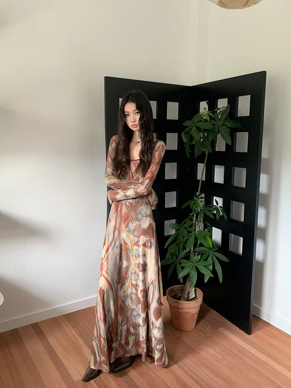 Vestido marrón de manga larga con estampado abstracto