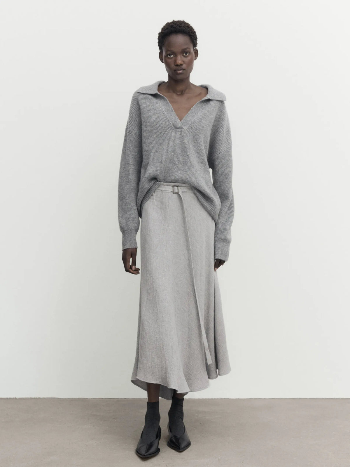 VILZSTUDIOS Classic V-Neck Knit Sweater