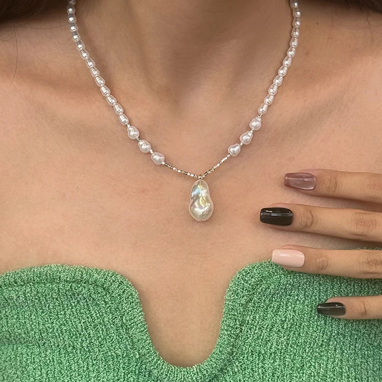 VILZSTUDIOS Elegant Baroque Pearl Necklace