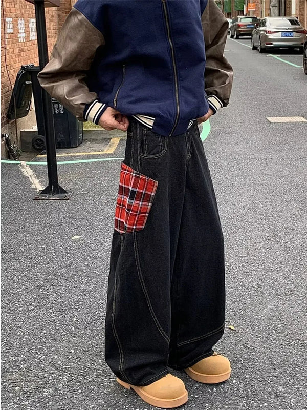 Rot karierte, verwaschene schwarze Jeans