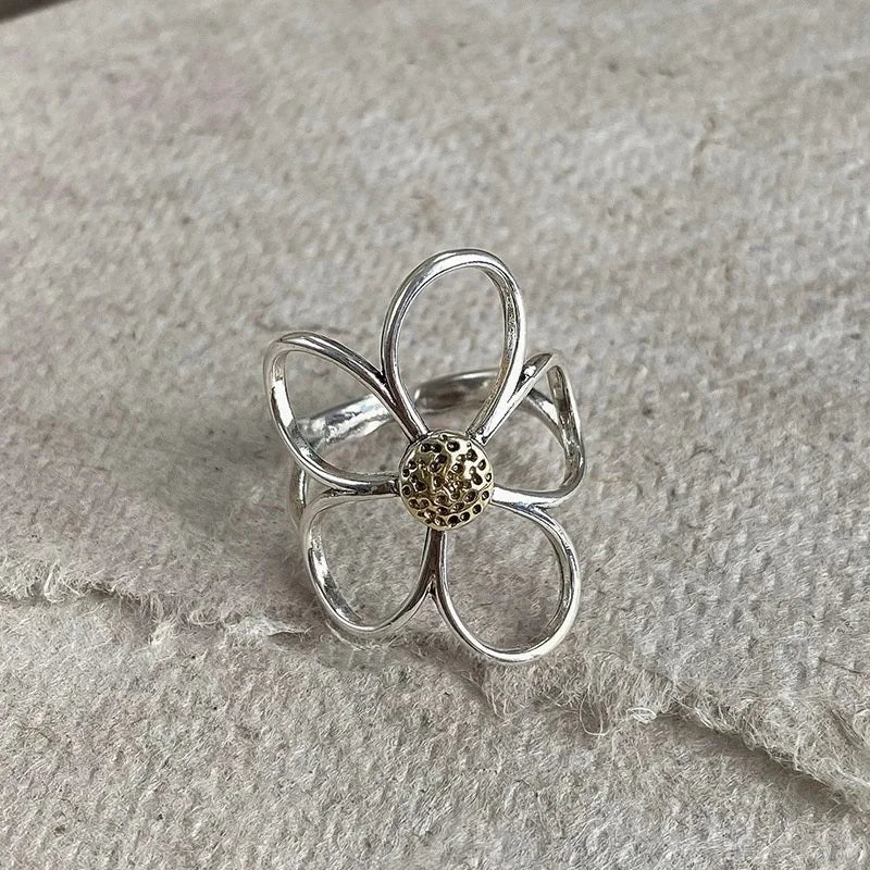 VILZSTUDIOS Elegant Silver Hollow Daisy Ring
