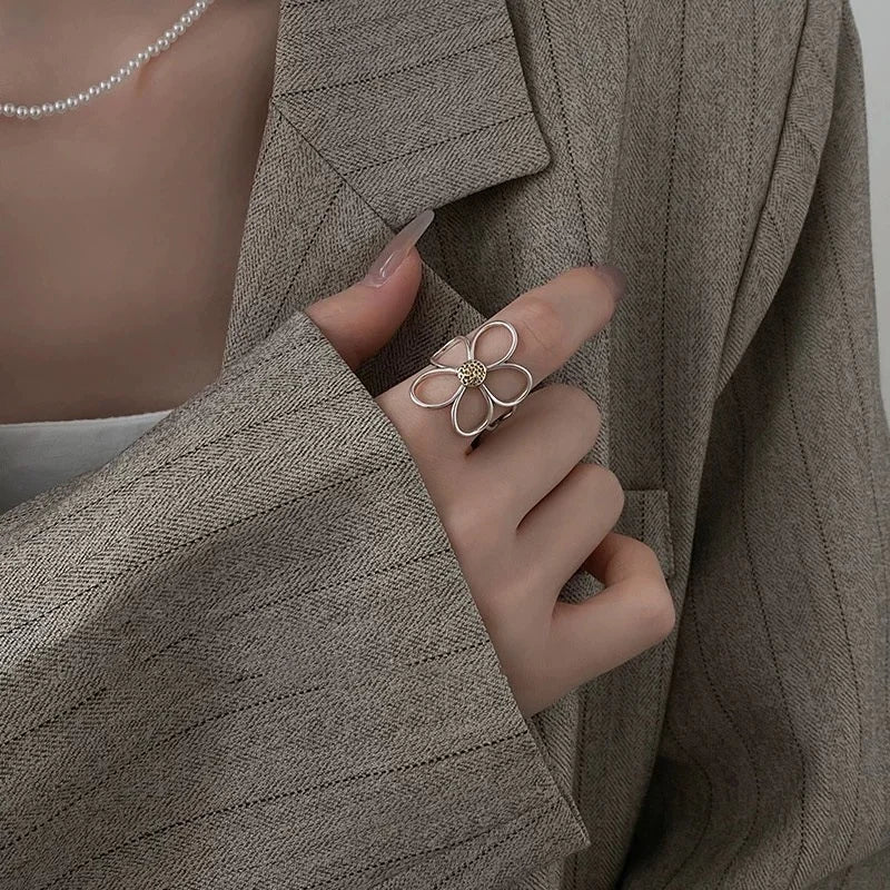 VILZSTUDIOS Elegant Silver Hollow Daisy Ring
