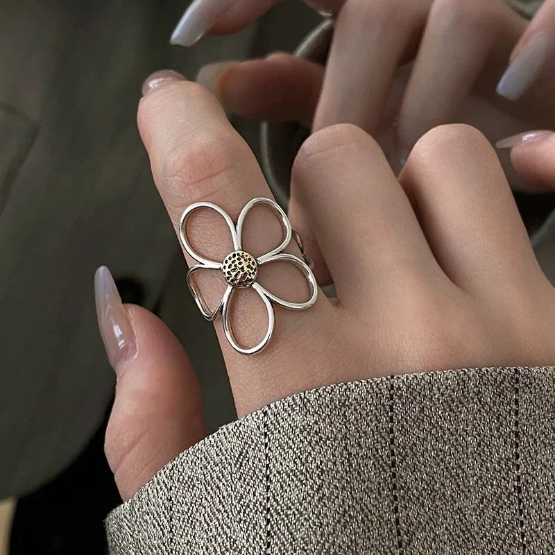 VILZSTUDIOS Elegant Silver Hollow Daisy Ring
