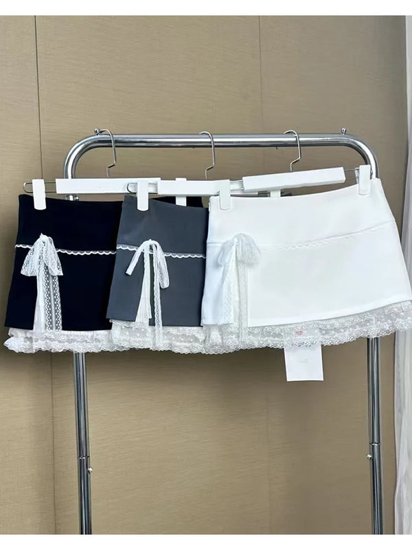 Würziger Minirock mit Spitzen-Patchwork-Trägern