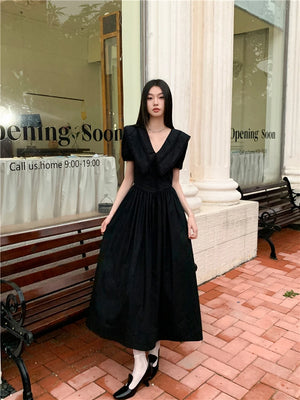 VILZSTUDIOS Elegant Black V-Neck Midi Dress